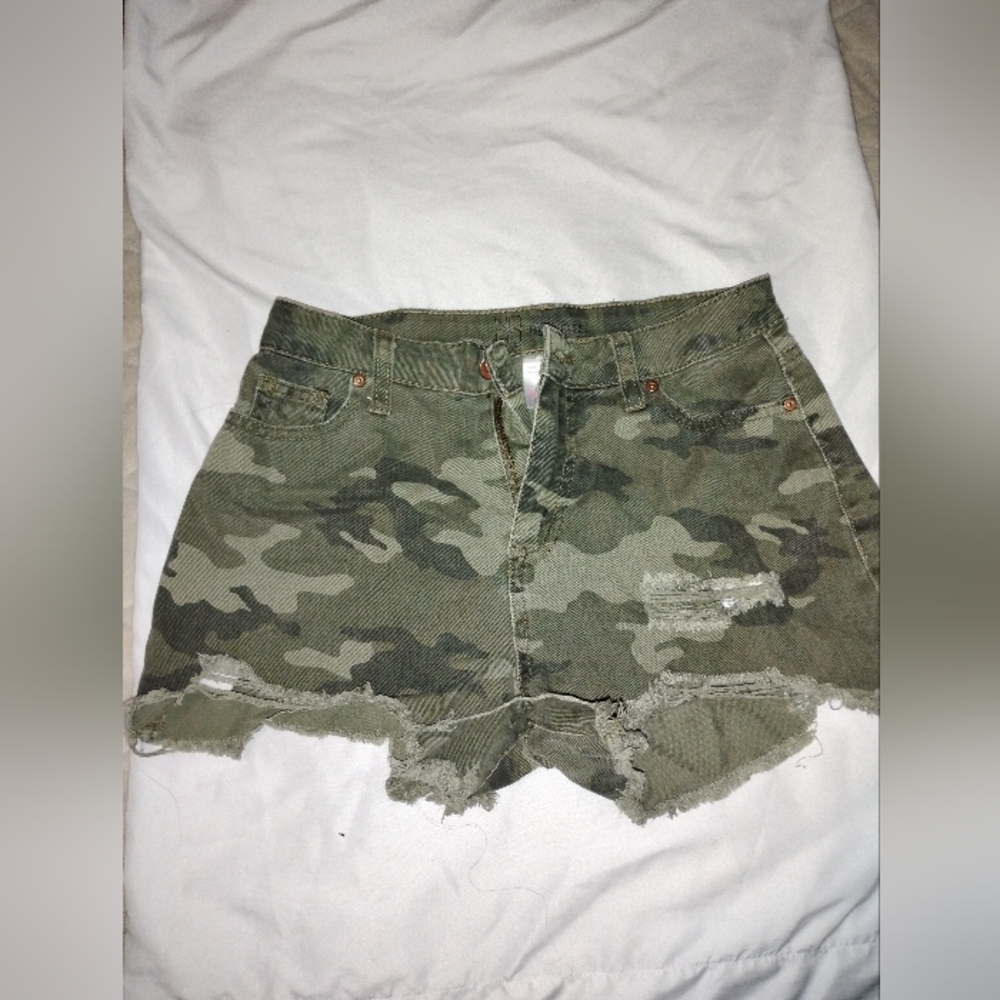No Boundaries Women's High Waist Camo Distressed Shorts - Green